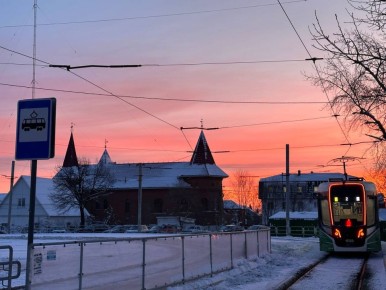Зимнее утро в красно-оранжевых тонах