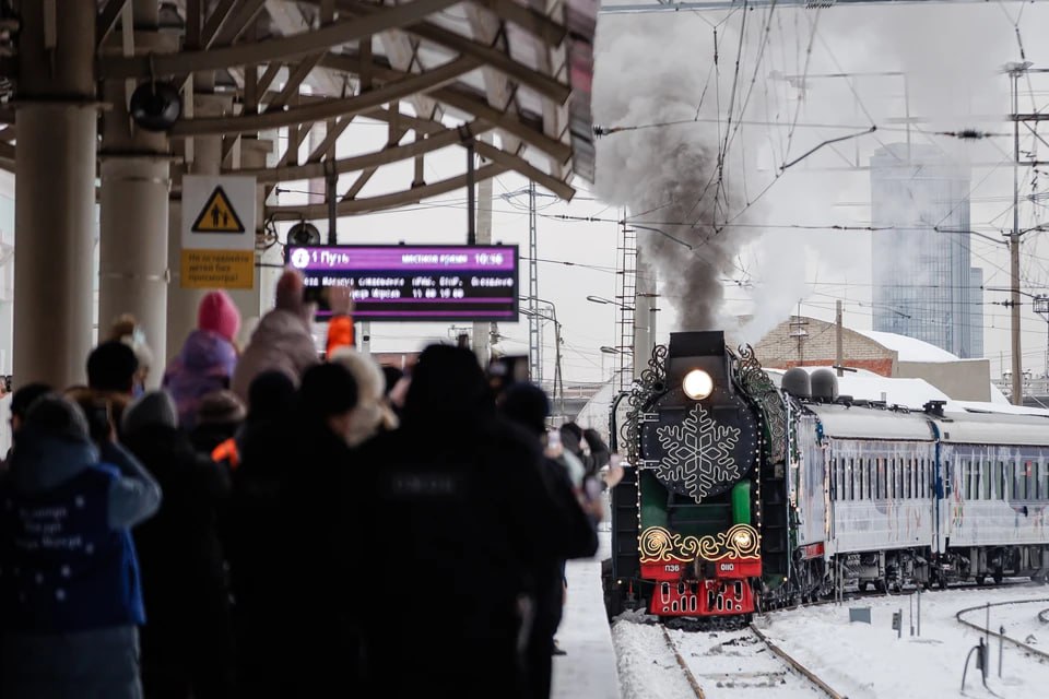 Бесплатно можно зайти в ресторан и вагон Снежной Королевы: в Челябинск через три дня приедет поезд Деда Мороза