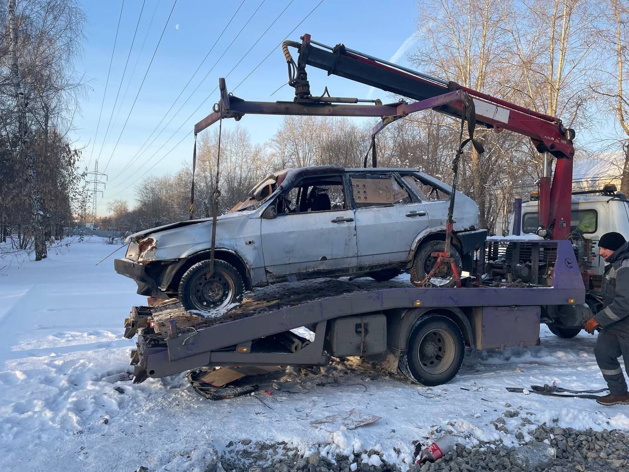 Очередная брошенная машина отправлена на спецстоянку Очередная брошенная машина отправлена на спецстоянку