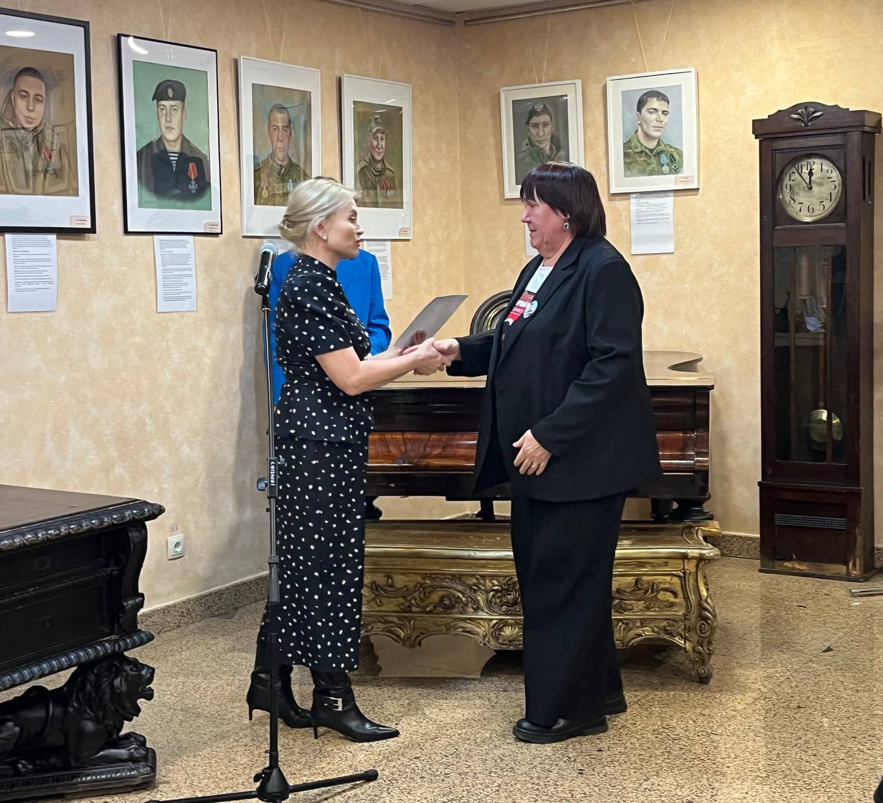 В Копейске открылась выставка «Родные лица Героев» В Копейске открылась выставка «Родные лица Героев»