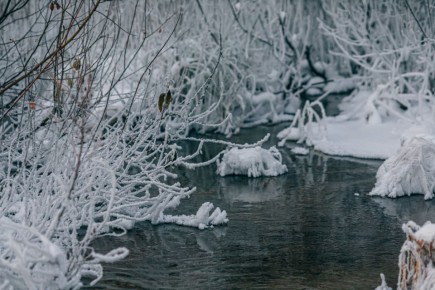 Кружевом изо льда и снега покрывается Тургояк