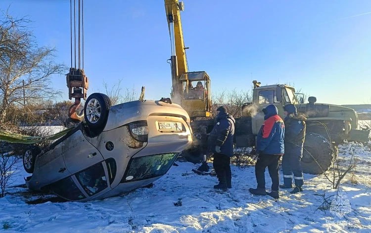 Водитель пропал в замерзающей воде: машина с четырьмя людьми провалилась под лед на озере в Курганской области Водитель пропал в замерзающей воде: машина с четырьмя людьми провалилась под лед на озере в Курганской области