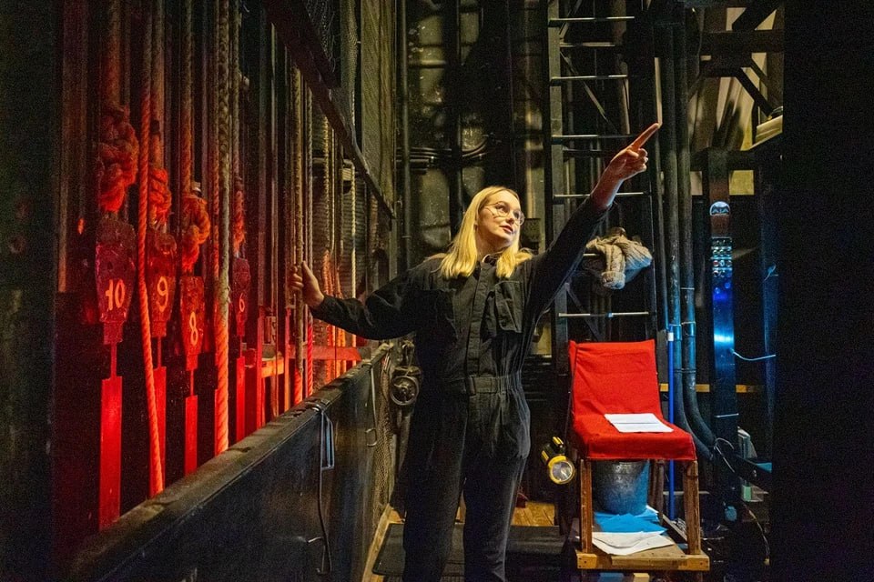 «Когда никто не видит, тащу балки как муравей»: девушка-монтировщик управляет сценой Молодежного театра в Челябинске