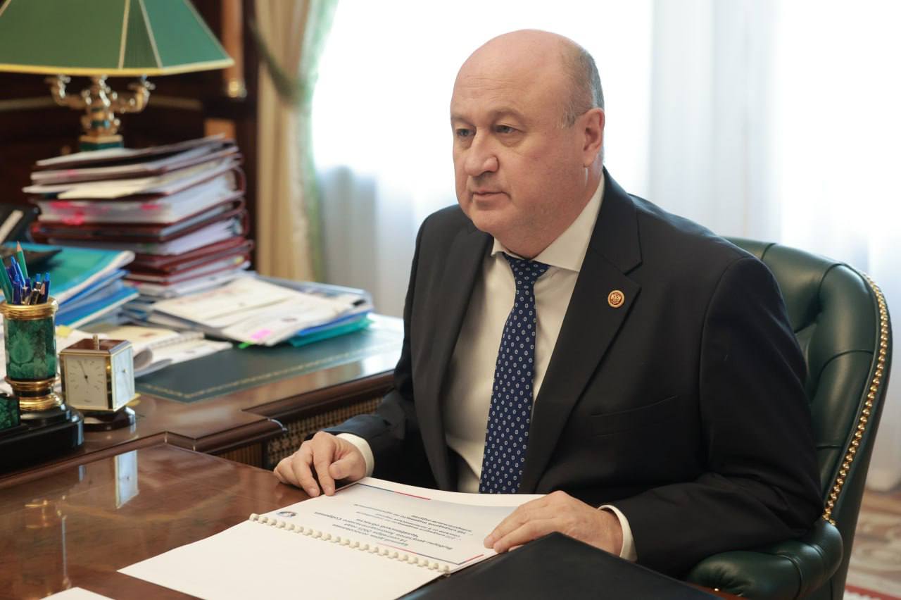 Губернатор Челябинской области Алексей Текслер провел рабочую встречу с председателем избирательной комиссии региона Евгением Голицыным Губернатор Челябинской области Алексей Текслер провел рабочую встречу с председателем избирательной комиссии региона Евгением Голицыным