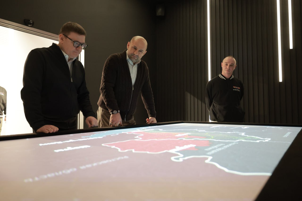 Артем Жога и Алексей Текслер посетили музей СВО в Челябинске Артем Жога и Алексей Текслер посетили музей СВО в Челябинске