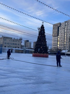 Каток заливают в Городском саду имени Пушкина