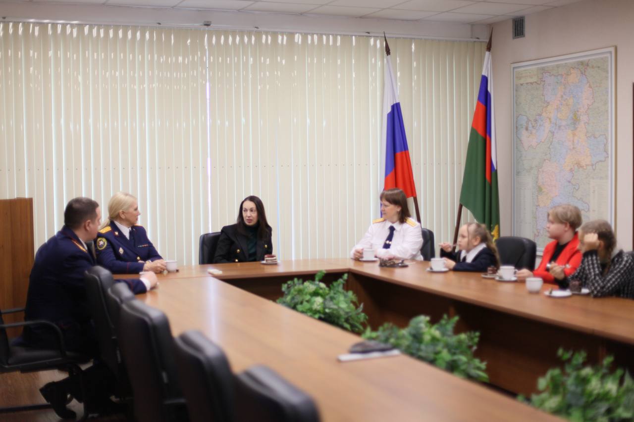 Руководством следственного управления вручены благодарности участникам Всероссийского конкурса художественной самодеятельности Следственного комитета Российской Федерации Руководством следственного управления вручены благодарности участникам Всероссийского конкурса художественной самодеятельности Следственного комитета Российской Федерации