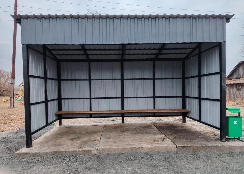 В поселке Троицкого района после вмешательства прокуратуры обустроена автобусная остановка