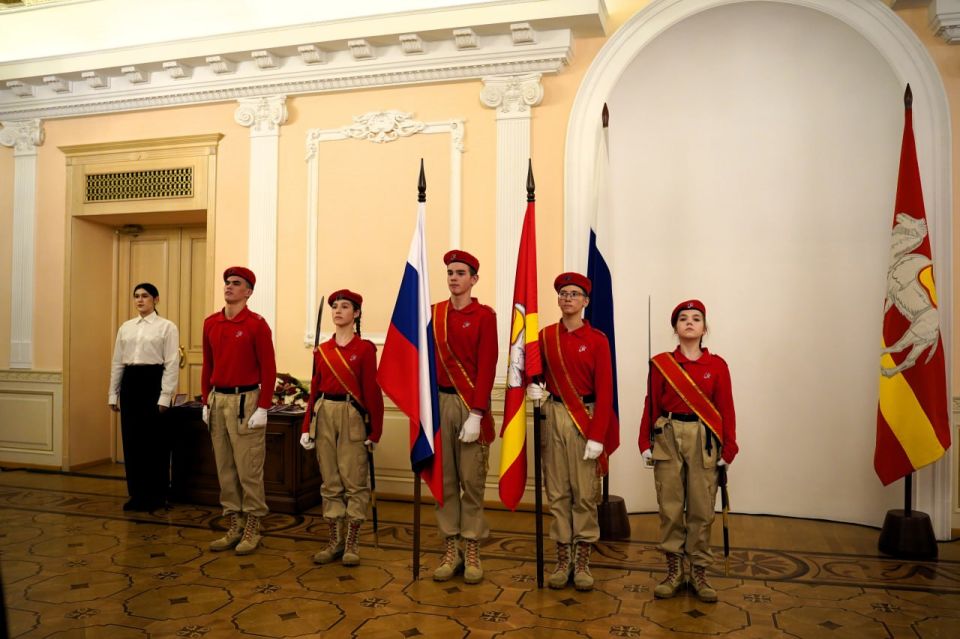 В День Конституции юным южноуральцам торжественно вручили паспорта граждан Российской Федерации