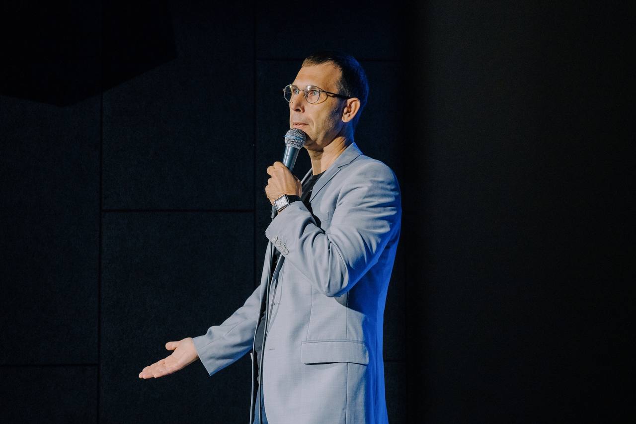 Интеллигентный челябинский комик в костюме стал победителем шоу на ТНТ