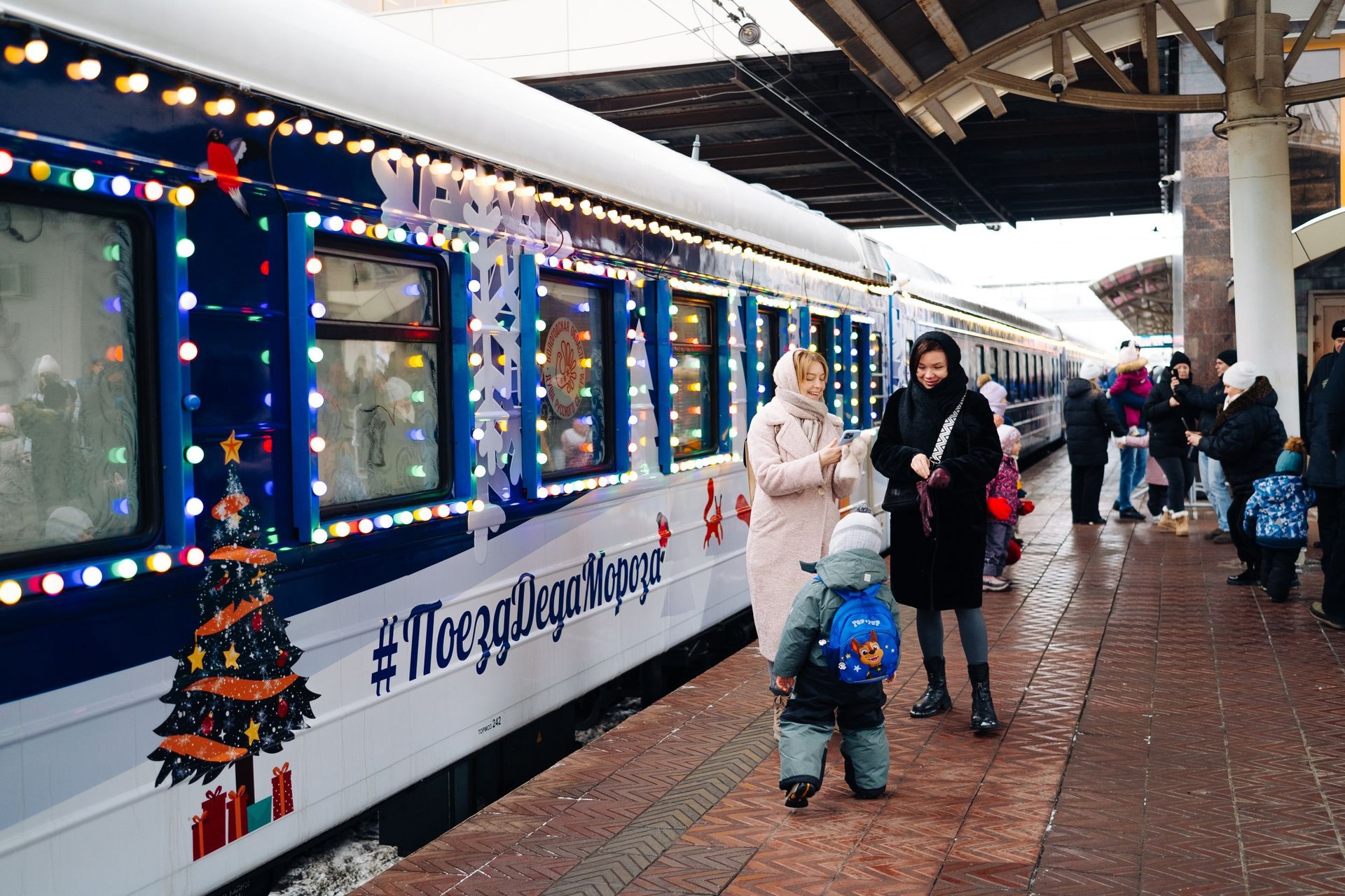 Праздник к нам приходит: в Челябинск прибыл поезд Деда Мороза из Великого Устюга Праздник к нам приходит: в Челябинск прибыл поезд Деда Мороза из Великого Устюга