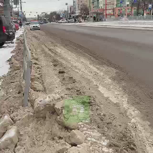На первых полосах - соляная каша, на тротуарах - лед и сугробы