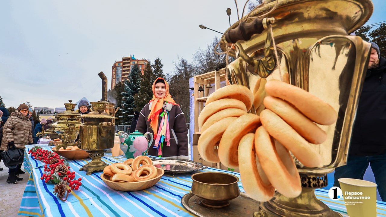 Челябинцев в парке Гагарина сегодня угощали пельменями Челябинцев в парке Гагарина сегодня угощали пельменями