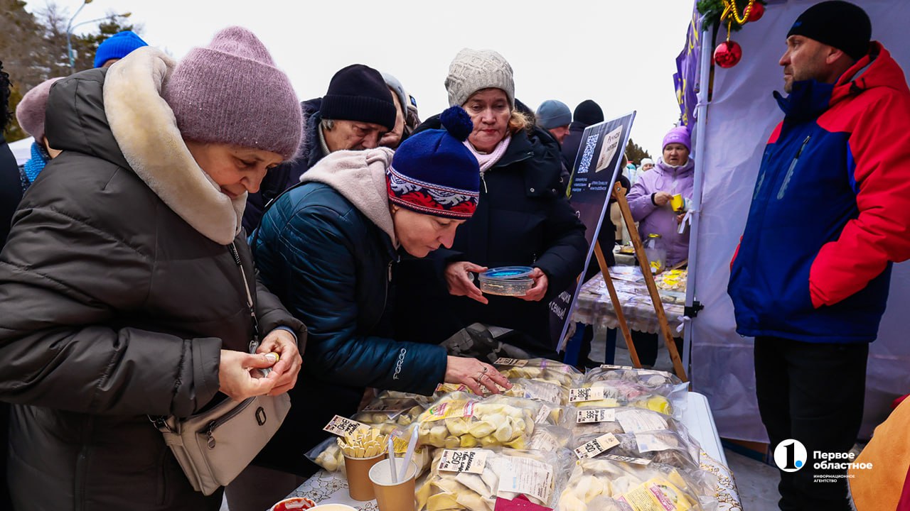 Челябинцев в парке Гагарина сегодня угощали пельменями Челябинцев в парке Гагарина сегодня угощали пельменями