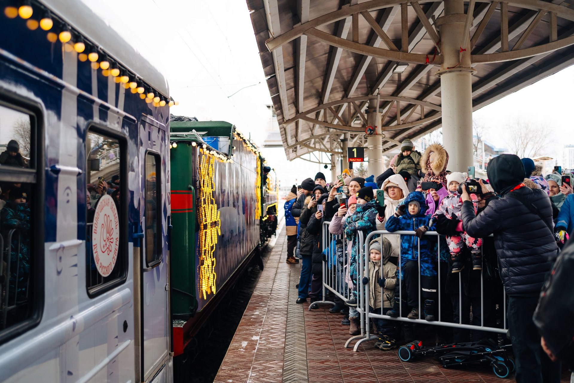 Праздник к нам приходит: в Челябинск прибыл поезд Деда Мороза из Великого Устюга Праздник к нам приходит: в Челябинск прибыл поезд Деда Мороза из Великого Устюга