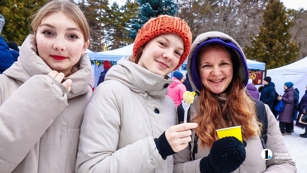 Челябинцев в парке Гагарина сегодня угощали пельменями Челябинцев в парке Гагарина сегодня угощали пельменями