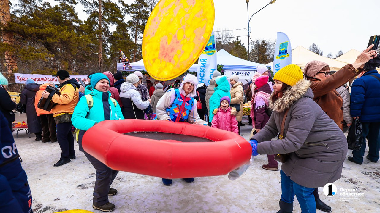 Челябинцев в парке Гагарина сегодня угощали пельменями Челябинцев в парке Гагарина сегодня угощали пельменями