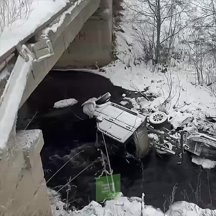 В Верхнем Уфалее УАЗ упал с моста в реку