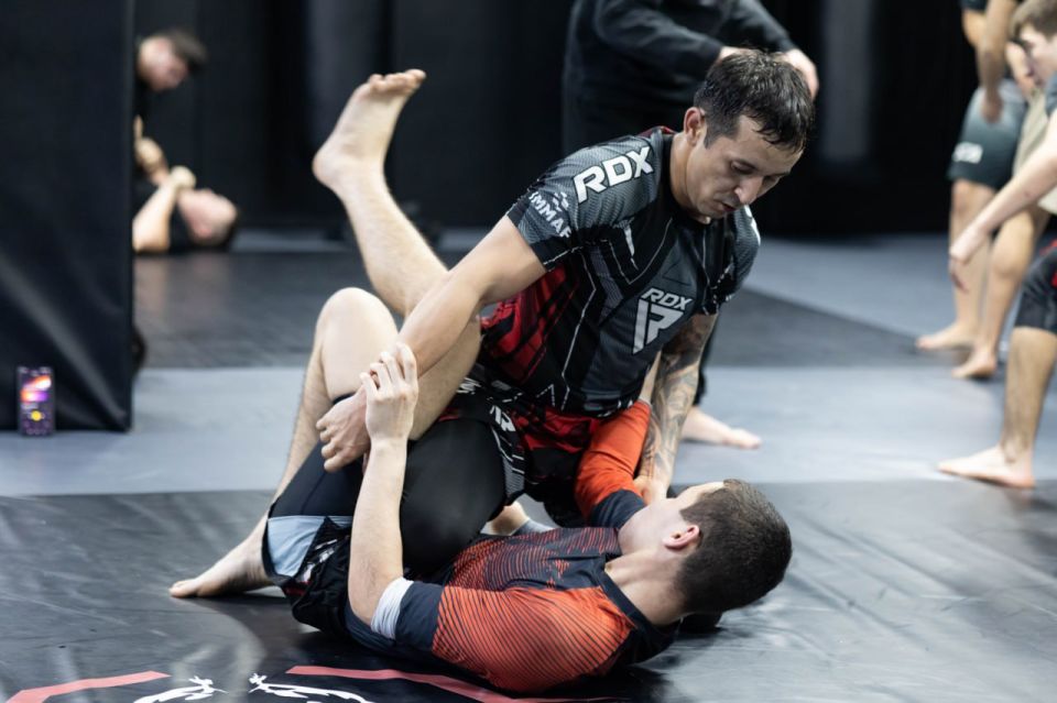 Расскажите всем о бойцовском клубе: ветеран СВО продал квартиру, чтобы учить детей ММА Расскажите всем о бойцовском клубе: ветеран СВО продал квартиру, чтобы учить детей ММА