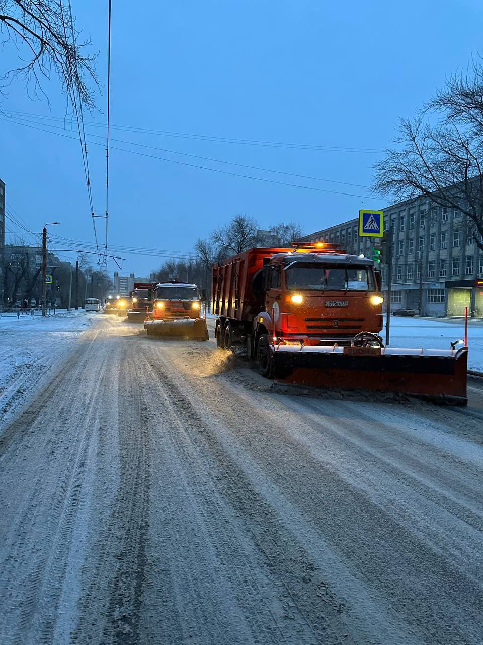 Уборка дорог продолжается. Сейчас на улицах Челябинска работает 216 единиц техники и 442 рабочих Уборка дорог продолжается. Сейчас на улицах Челябинска работает 216 единиц техники и 442 рабочих