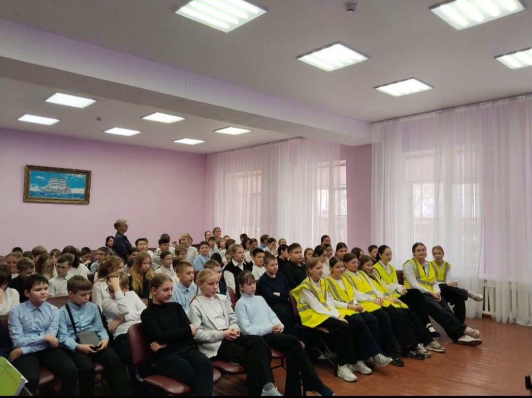 В Златоусте сотрудники Госавтоинспекторы и ребята из отряда ЮИД учат школьников безопасности на «Классных встречах» В Златоусте сотрудники Госавтоинспекторы и ребята из отряда ЮИД учат школьников безопасности на «Классных встречах»