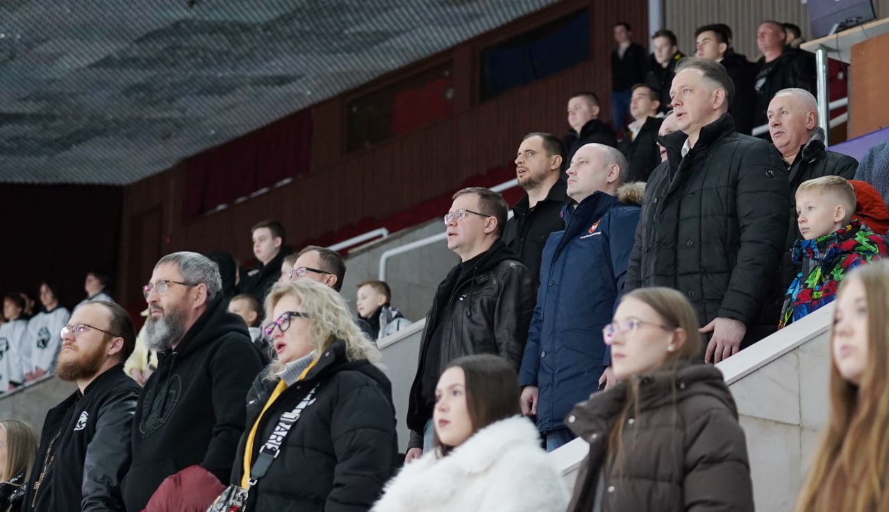 На льду «Юности» стартовал региональный этап Офицерской хоккейной лиги На льду «Юности» стартовал региональный этап Офицерской хоккейной лиги