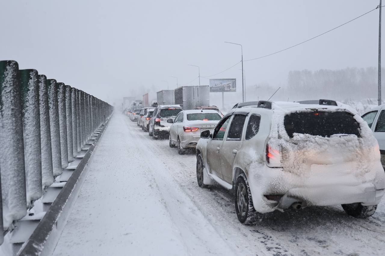 Снегопад парализовал движение на трассе М-5 в Челябинской области