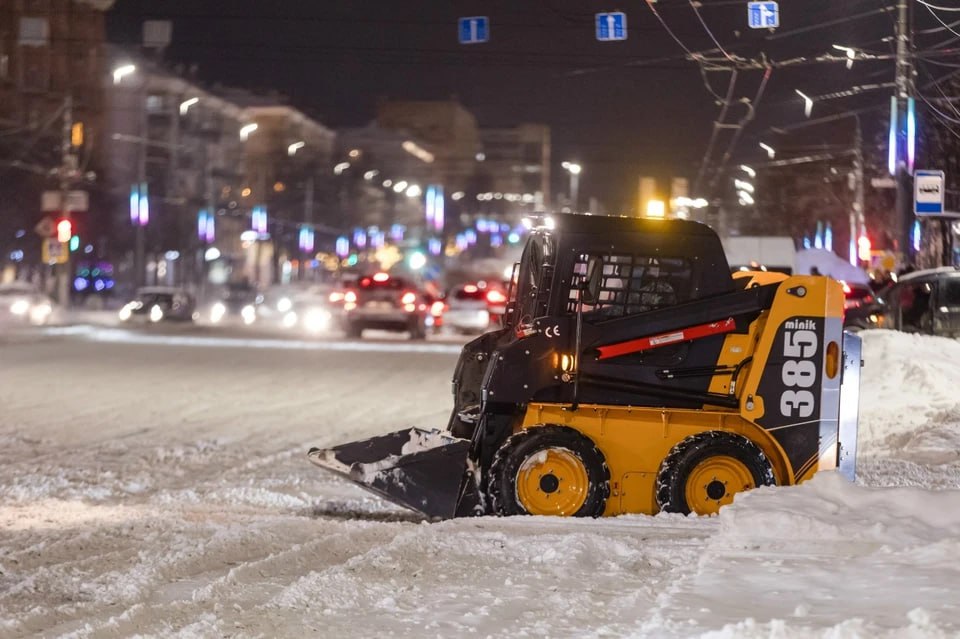 В Челябинске борются с последствиями мощного снегопада, который прошел накануне