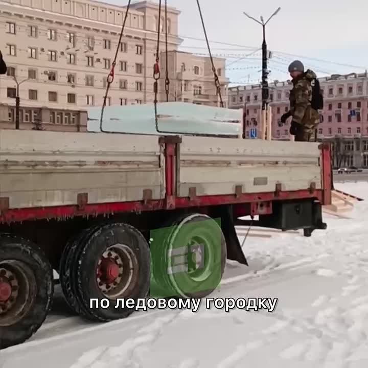 В новогодний городок на пл. Революции привезли первый лед