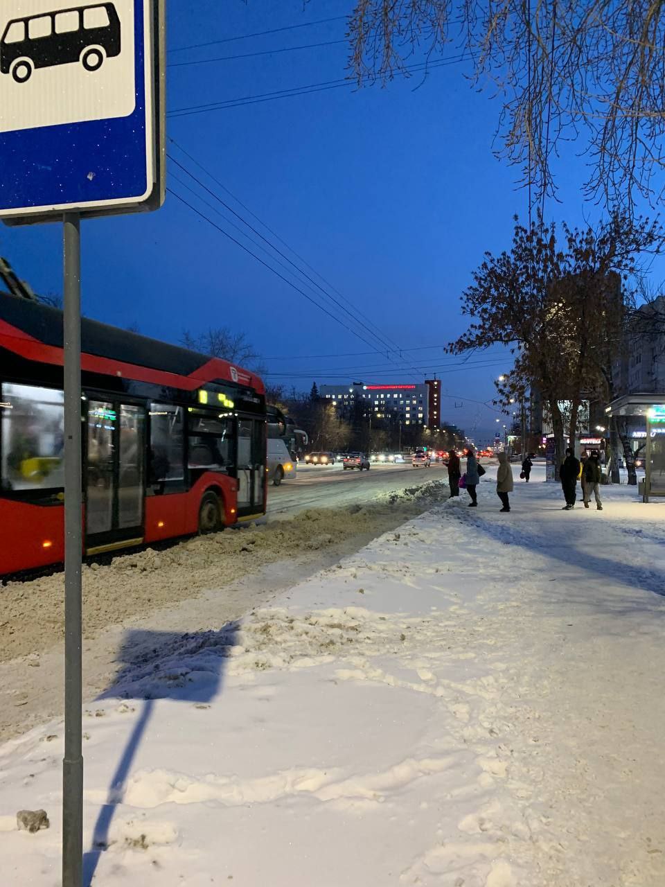 «Дороги, может, и почищены, а вот подъезды к остановкам завалены снегом» «Дороги, может, и почищены, а вот подъезды к остановкам завалены снегом»