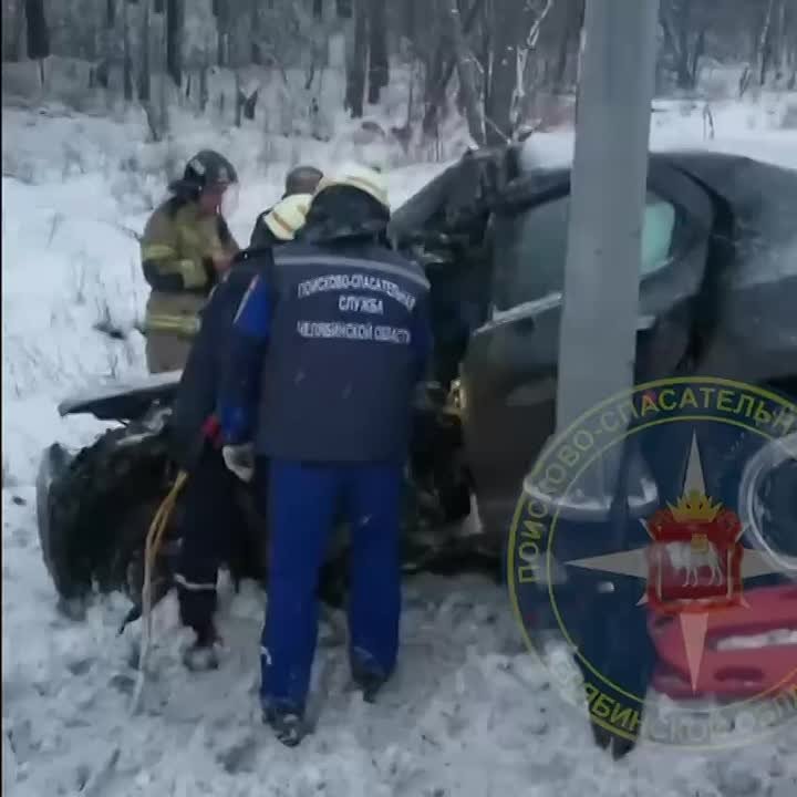Под Миассом легковушка влетела в столб