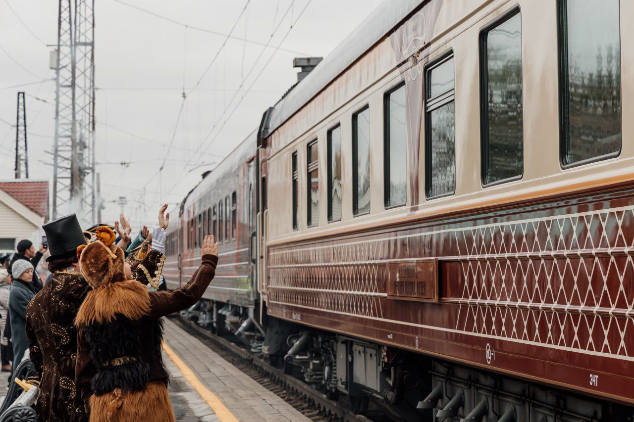 Ретропоезд из Челябинска в Троицк доставит горожан на купеческий бал в новогодние праздники Ретропоезд из Челябинска в Троицк доставит горожан на купеческий бал в новогодние праздники