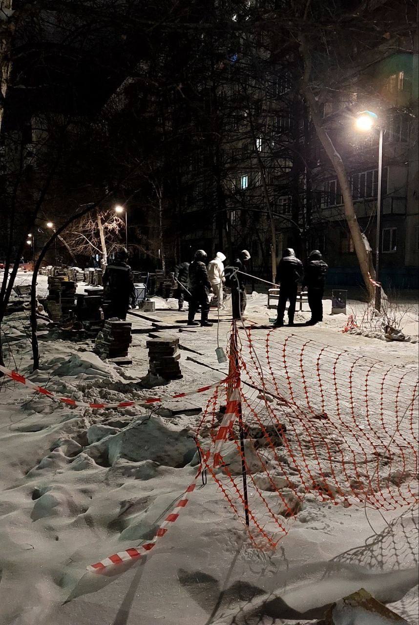 В Челябинске уложили плитку в снег прямо напротив районной администрации В Челябинске уложили плитку в снег прямо напротив районной администрации