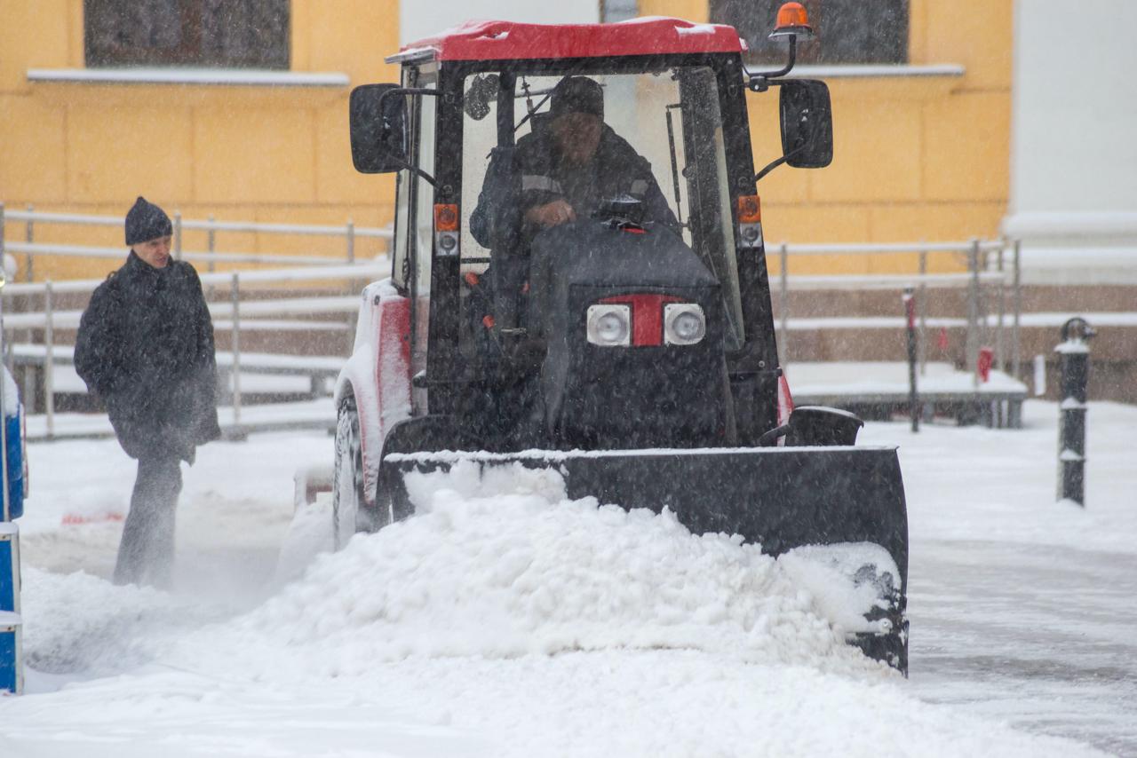 Снежные валы с улиц Челябинска ночью вывозили на полигон