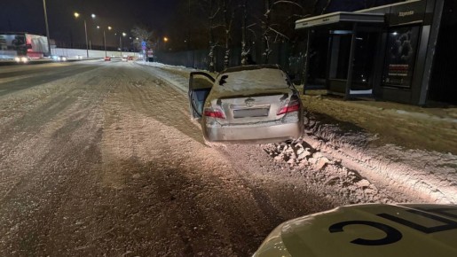 Водителю стало плохо: Toyota врезалась в две машины и сбила пешехода в Челябинске