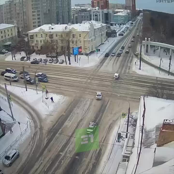 В центре Челябинске такси попало в ДТП