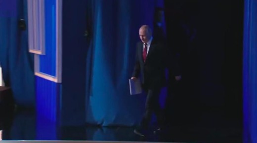 Президент Владимир Путин выходит в зал