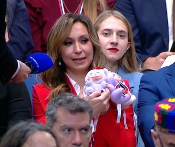 Это Лабубу с лицом Дональда Трампа, в компании с такими же с лицами Сергея Лаврова и Эльвиры Набиуллиной