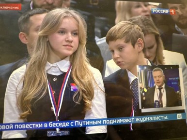 В первом ряду прямо перед главой государства сегодня двое 13-летних журналистов