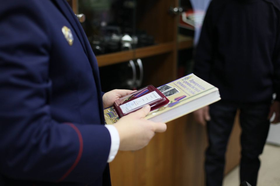 Сыну легендарного криминалиста Челябинской области Ковалева Ивана Филипповича вручены книга и памятная медаль