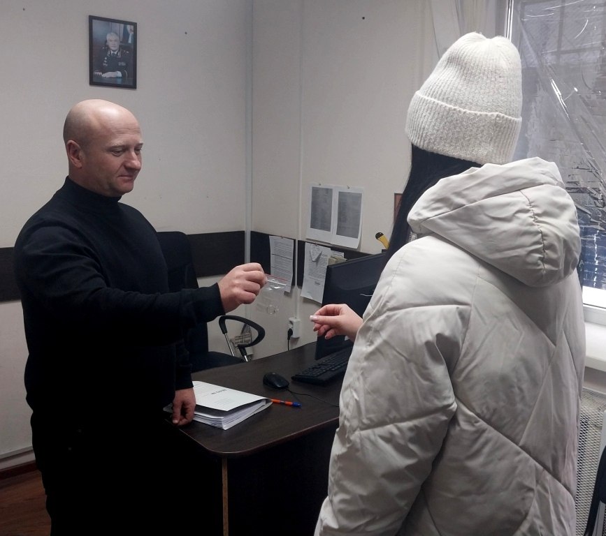 Варненские полицейские раскрыли кражу золотого украшения и вернули похищенное имущество местной жительнице