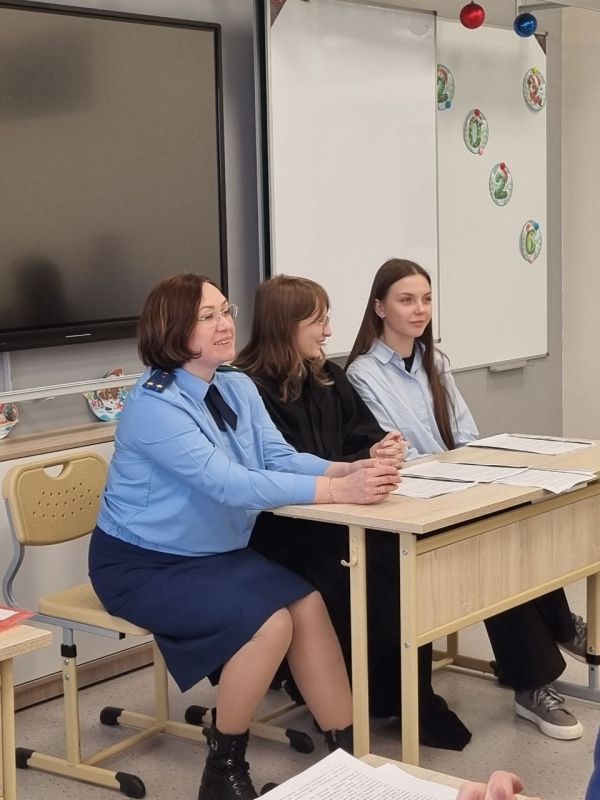 Работники уголовно-судебного управления прокуратуры области провели урок в кадетском классе