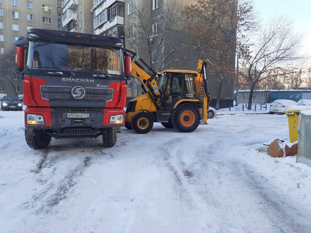 Уборка снега в Челябинске не останавливается Уборка снега в Челябинске не останавливается