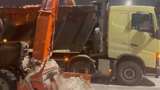 Продолжаем расчищать город от снега Сегодня днем подрядчики вывели на уборку дорог и тротуаров 249 единиц техники и порядка 450 рабочих. Всем поставлена задача – максимально собирать и вывозить снег, а также расчищать...