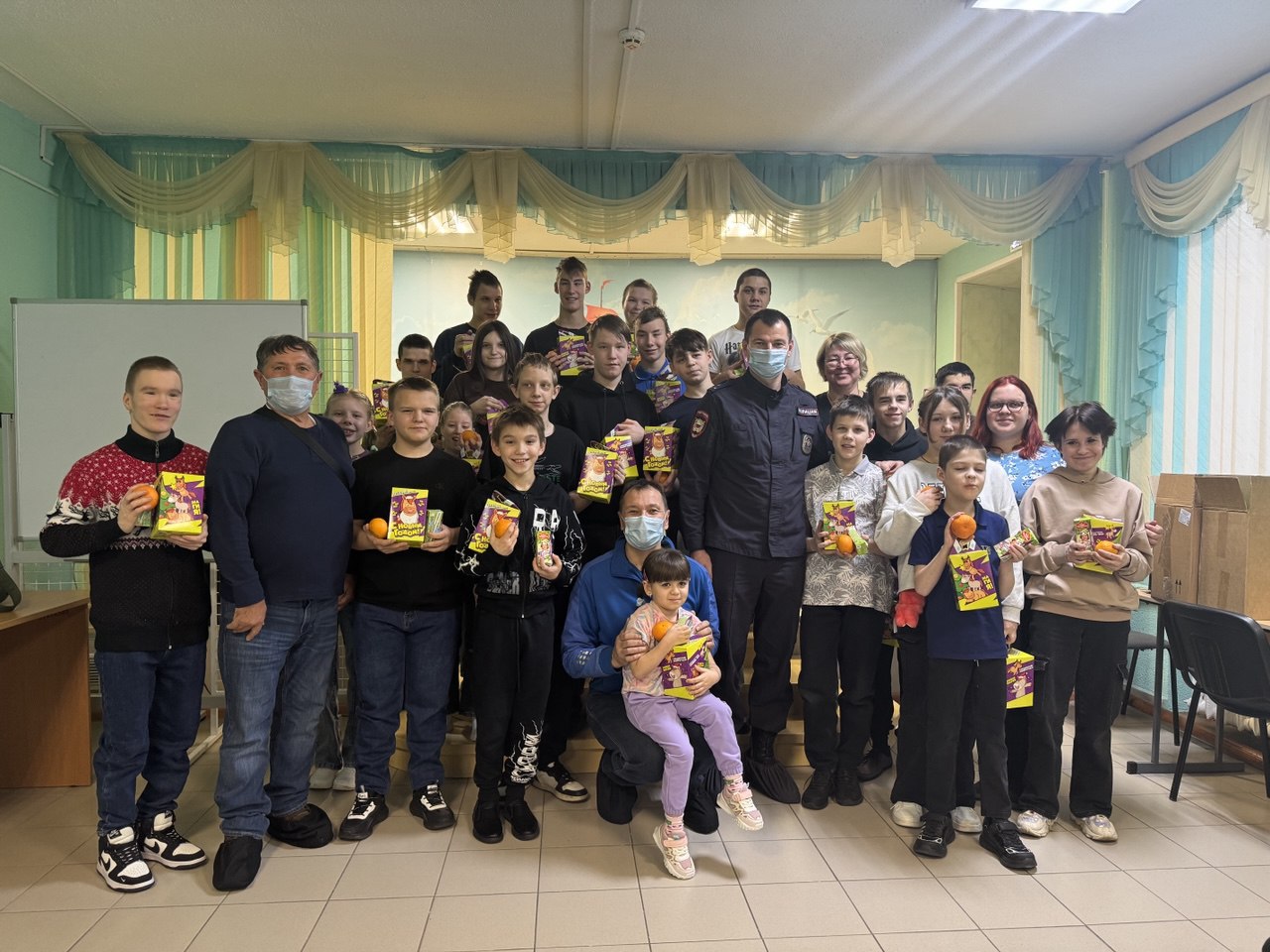 В Миассе полицейские и общественники присоединились к Всероссийской акции «Полицейский Дед Мороз» В Миассе полицейские и общественники присоединились к Всероссийской акции «Полицейский Дед Мороз»