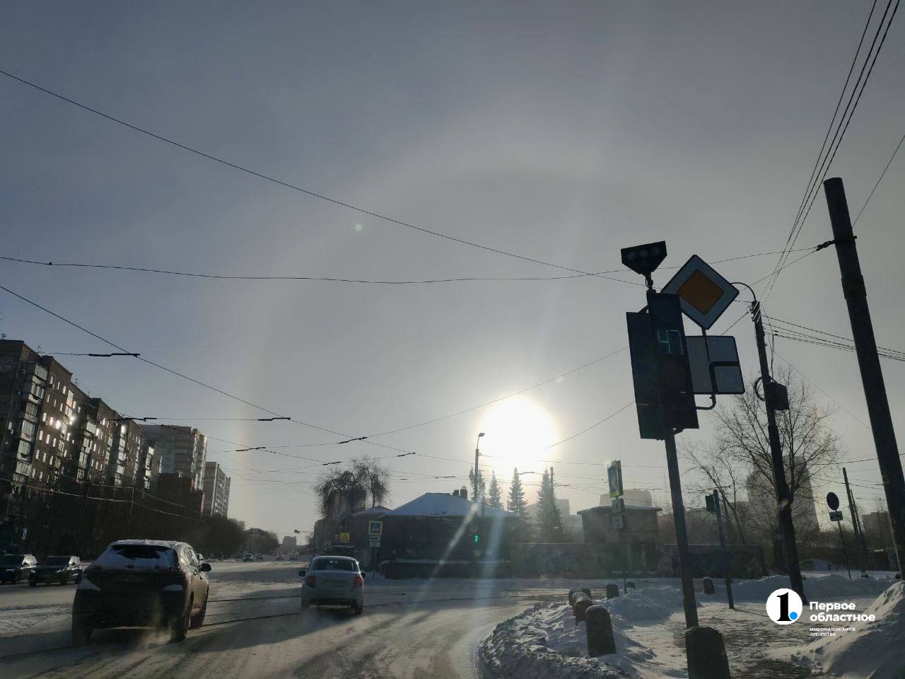 Морозный и солнечный день подарил челябинцам красивое явление — гало Морозный и солнечный день подарил челябинцам красивое явление — гало