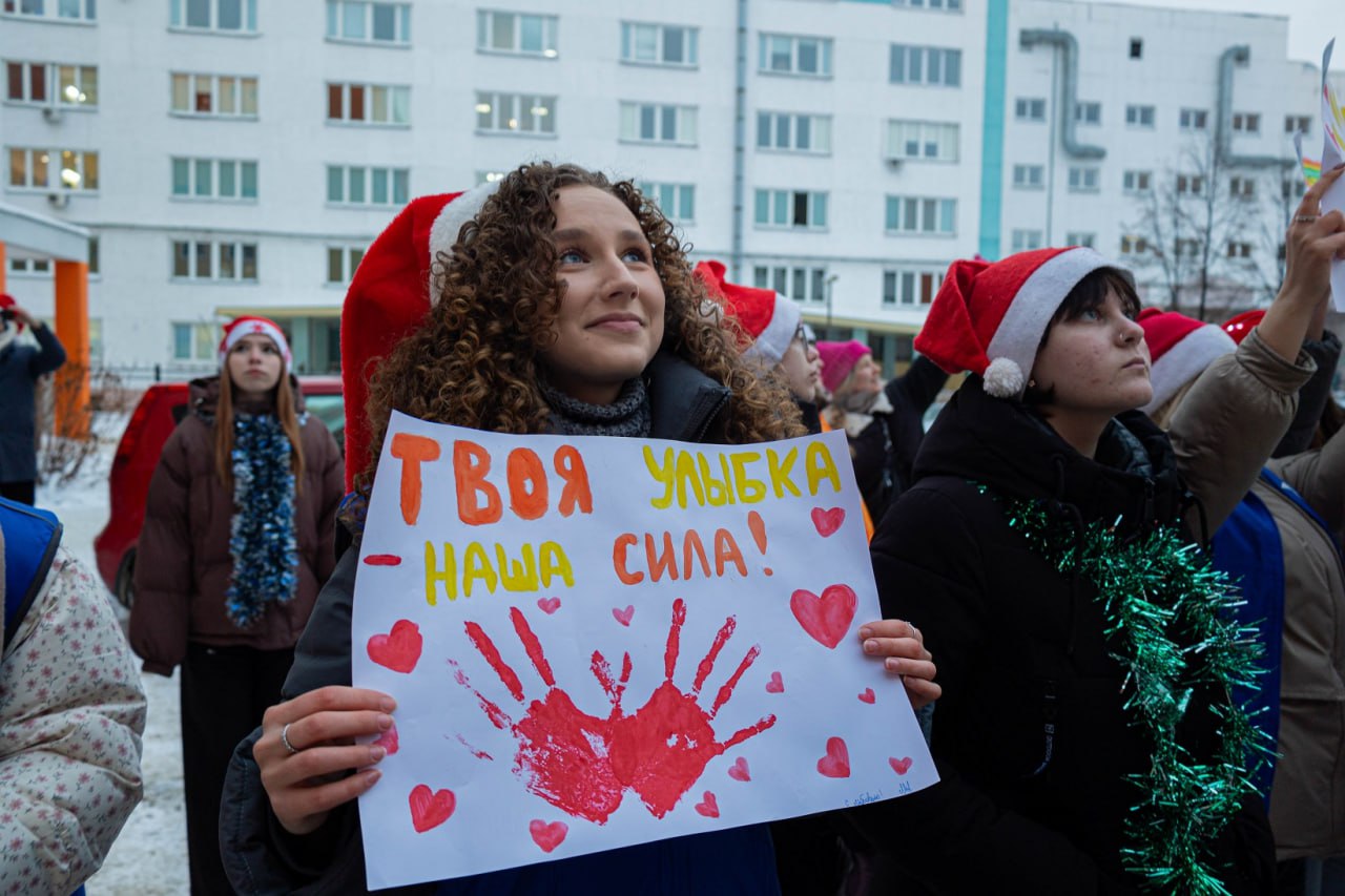 В Челябинске для онкобольных детей устроили концерт под окнами больницы В Челябинске для онкобольных детей устроили концерт под окнами больницы