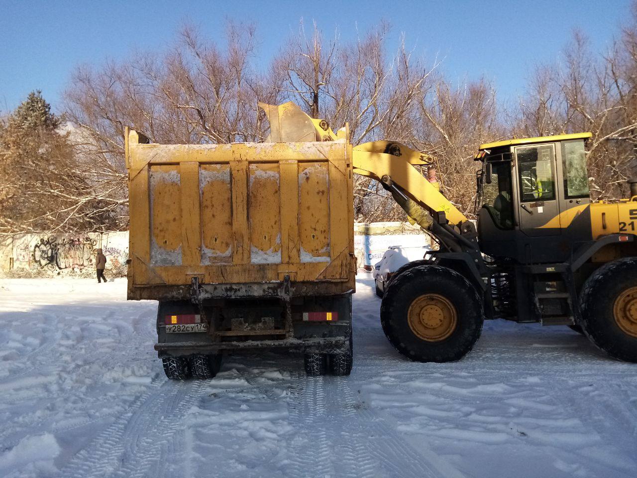 Уборка снега в Челябинске не останавливается Уборка снега в Челябинске не останавливается