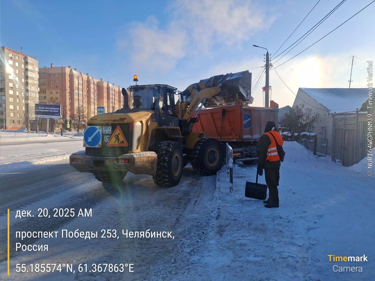Уборка снега в Челябинске не останавливается Уборка снега в Челябинске не останавливается