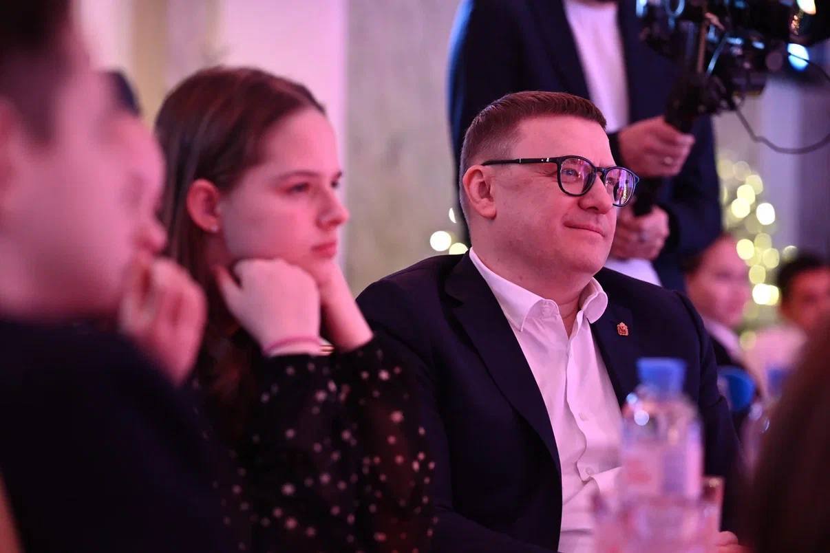 Губернатор Алексей Текслер провел новогодний прием для юных талантов и детей участников СВО Губернатор Алексей Текслер провел новогодний прием для юных талантов и детей участников СВО